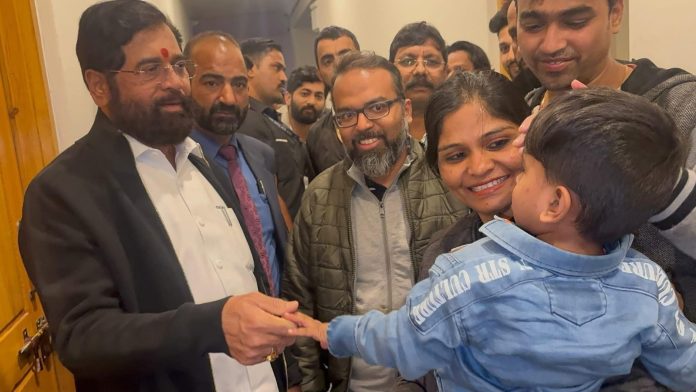 शिवसेनेच्या वतीने जम्मू आणि काश्मीरमधील पर्यटकांना आणण्यासाठी आतापर्यंत चार विमानांची सोय 