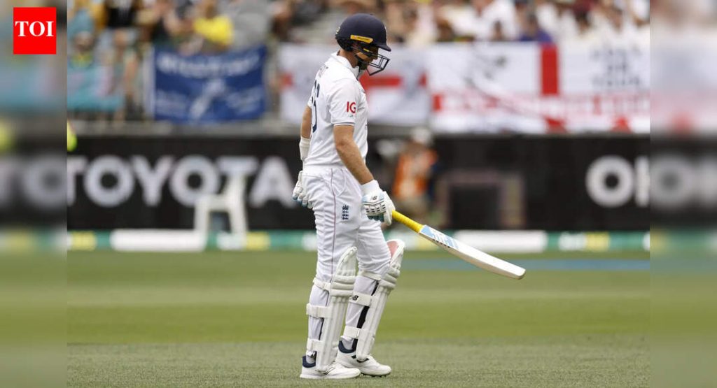 मिचेल स्टार्कने त्याला 10व्यांदा बाद केल्याने डेव्हिड वॉर्नरने जो रूटच्या ‘सेन्सलेस बझबॉल’मध्ये अश्रू ढाळले.