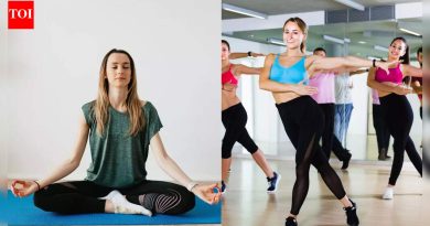 योग विरुद्ध झुंबा: वजन कमी करण्यासाठी, लवचिकता आणि तणावमुक्तीसाठी कोणता व्यायाम चांगला आहे |