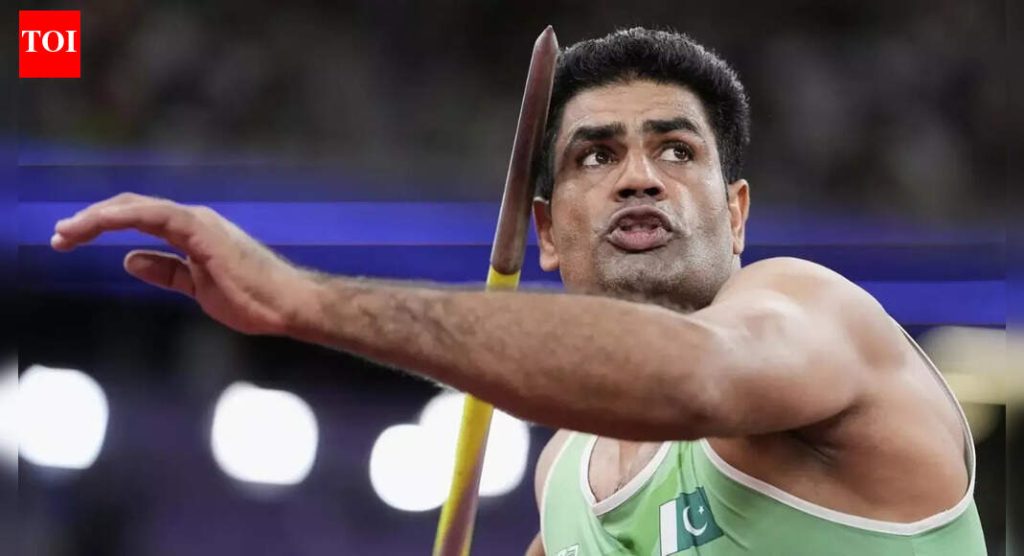 बंदी, अन बंदी : पाकिस्तानने अर्शद नदीमचे प्रशिक्षक सलमान बट्ट यांच्यावरील आजीवन बंदी उठवली; कारवाई ‘असंवैधानिक’