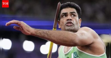 बंदी, अन बंदी : पाकिस्तानने अर्शद नदीमचे प्रशिक्षक सलमान बट्ट यांच्यावरील आजीवन बंदी उठवली; कारवाई ‘असंवैधानिक’