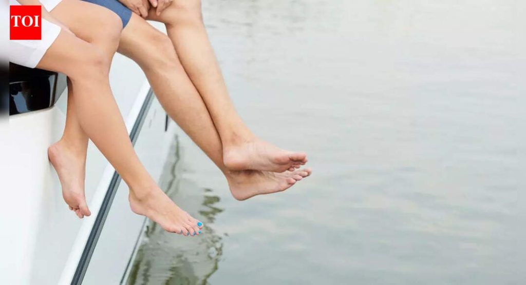 तुमचा पाय फिरवण्याची तुमची सवय तणाव, सतर्कता आणि अगदी चयापचयशी का जोडली जाऊ शकते |