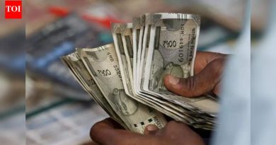 खासगी फोटोंवरून कोल्हापुरातील एका व्यक्तीकडून दोन लाख रुपये उकळण्यासाठी महिलेवर गुन्हा दाखल