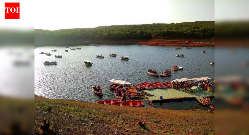 ख्रिसमस आणि नवीन वर्षाच्या दिवसाच्या मध्यभागी बुकिंगमध्ये घसरण झाली, असे महाराष्ट्रातील हॉटेल व्यावसायिकांचे म्हणणे आहे