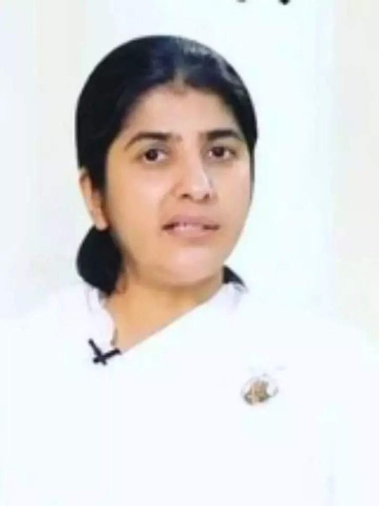 10 सिस्टर शिवानी कोट्स जे जादूने तुमचे नाते सुधारू शकतात