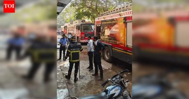 पिंपळे सौदागर येथील व्यावसायिक इमारतीला लागलेल्या आगीनंतर खासगी कोचिंग संस्थेतील विद्यार्थ्यांची सुटका