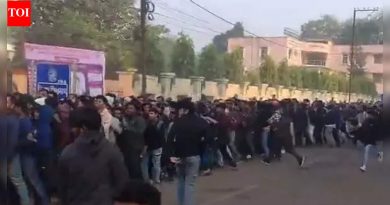 पहा: बाराबती स्टेडियमवर गोंधळ! भारत-दक्षिण आफ्रिका T20I तिकिटांसाठी चाहते धावतात आणि रांगा तोडतात