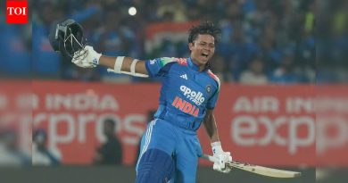 IND vs SA: यशस्वी जैस्वालने शैलीत पहिले एकदिवसीय शतक साजरे केले; भारताने दक्षिण आफ्रिकेचा 9 विकेट्सने पराभव करत मालिका 2-1 अशी खिशात घातली