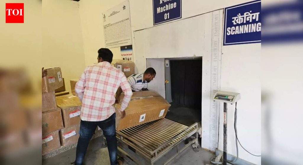 उड्डाणात व्यत्यय आल्याने शिपमेंट विलंबाचा कॅस्केडिंग प्रभाव निर्माण झाल्याने कुरिअर सेवांना फटका बसला