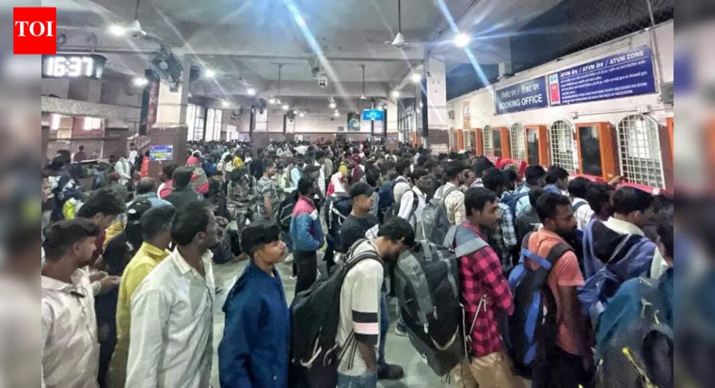 अडकलेल्या प्रवाशांच्या मदतीसाठी रेल्वेच्या विशेष गाड्यांना संमिश्र प्रतिसाद मिळत आहे