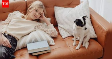 झोपणे आणि झोपणे हे हृदयाच्या आरोग्यासाठी बसण्यापेक्षा धोकादायक आहे का? हालचाल, रक्ताभिसरण आणि दैनंदिन हृदयाचे आरोग्य समजून घेणे |