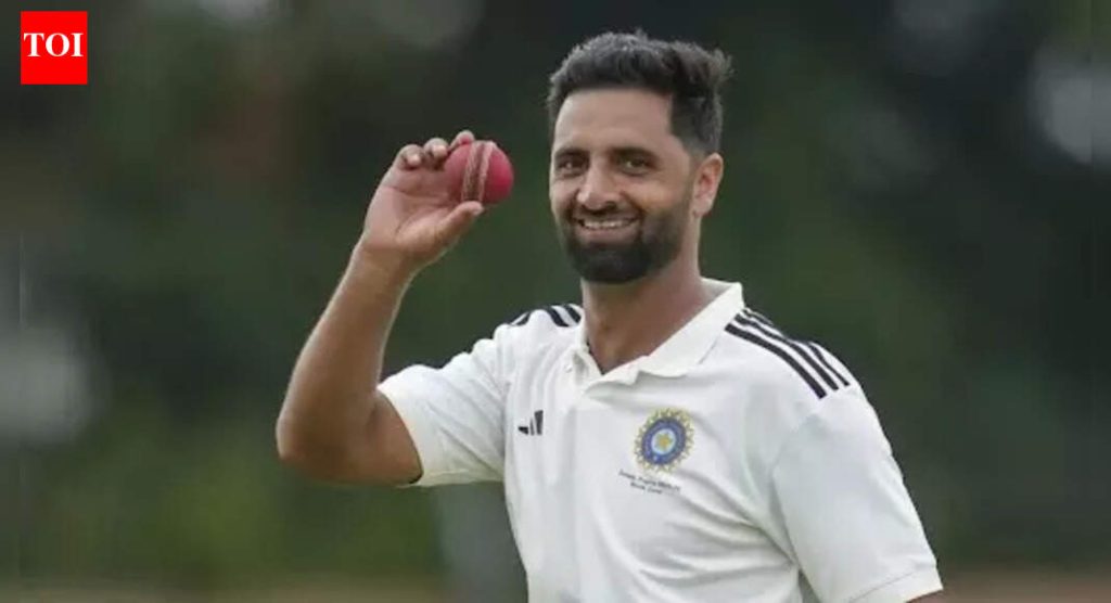 औकिब नबी दार: भेटा जम्मू आणि काश्मीरचा वेगवान गोलंदाज आयपीएल लिलावात दिल्ली कॅपिटल्सला ८.४ कोटी रुपयांना विकला गेला.