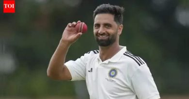 औकिब नबी दार: भेटा जम्मू आणि काश्मीरचा वेगवान गोलंदाज आयपीएल लिलावात दिल्ली कॅपिटल्सला ८.४ कोटी रुपयांना विकला गेला.