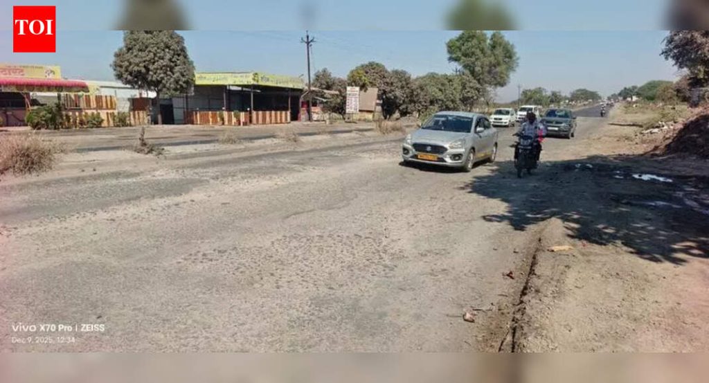 अहिल्यानगर-संभाजीनगर महामार्गावरील 42 किमी लांबीचे पाच फूट रुंद खड्डे वळणाचे दु:स्वप्न बनले आहे.