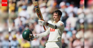 तिसरी ऍशेस कसोटी: ॲलेक्स कॅरीचे घरच्या मैदानावर शतक, उस्मान ख्वाजाच्या दमदार खेळीने ऑस्ट्रेलियाला इंग्लंडविरुद्ध आघाडी दिली