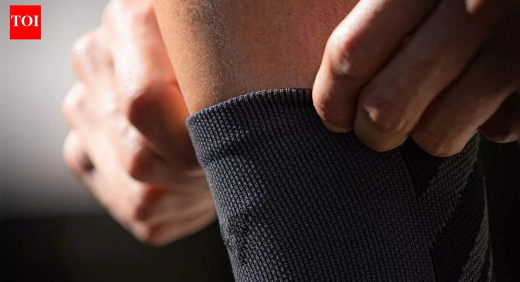 तुमचे मोजे तुमच्या पायांवर खुणा सोडतात का? हे केव्हा सामान्य आहे आणि केव्हा काळजी करावी |