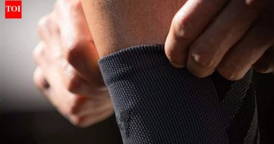 तुमचे मोजे तुमच्या पायांवर खुणा सोडतात का? हे केव्हा सामान्य आहे आणि केव्हा काळजी करावी |