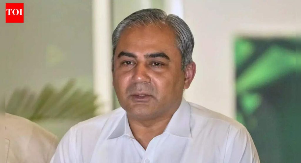 ‘हँडशेक करण्यात स्वारस्य नाही’: हँडशेक पंक्ती खोलवर; पीसीबी प्रमुख मोहसिन नक्वी यांनी ‘समान अटी’चा इशारा दिला आहे.