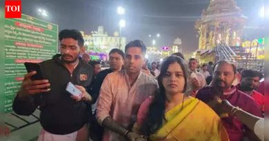 सूर्यकुमार यादव, पत्नी देविशा शेट्टी यांनी वैकुंठ एकादशीला तिरुमला येथे दैवी आशीर्वाद मागितला | पहा