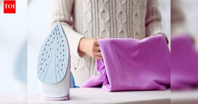 इस्त्रीशिवाय कपड्यांमधून सुरकुत्या कशा काढायच्या |