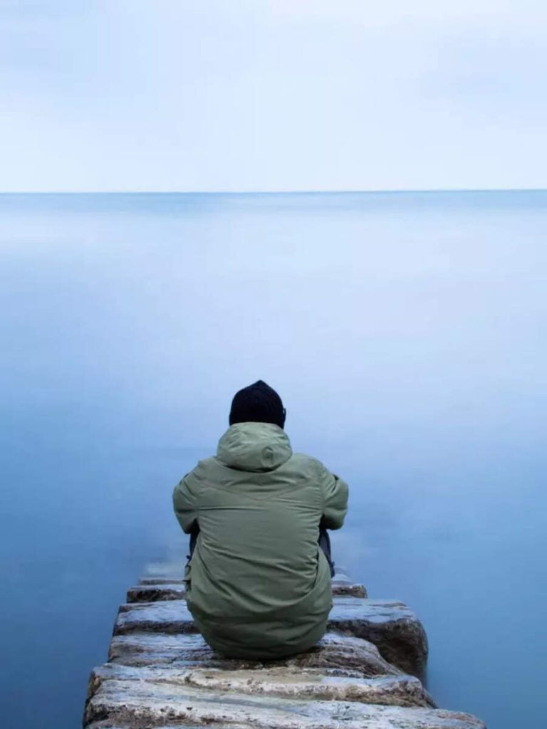 मानसशास्त्रानुसार, सर्दी दिसणाऱ्या परंतु अत्यंत स्वसंरक्षणात्मक असलेल्या लोकांची 9 वैशिष्ट्ये