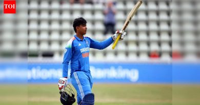 भारत U19 ने दक्षिण आफ्रिकेला 233 धावांनी पराभूत केल्याने वैभव सूर्यवंशी सामना आणि मालिकेतील सर्वोत्तम खेळाडू ठरला. क्रिकेट बातम्या