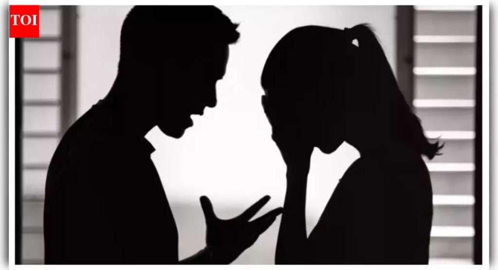 सिसिलीमध्ये जेवण करताना कॅमेऱ्यात फसवणूक करणारा माणूस पकडला, ‘गोपनीयतेचे उल्लंघन’ केल्याबद्दल रेस्टॉरंटविरुद्ध खटला दाखल |