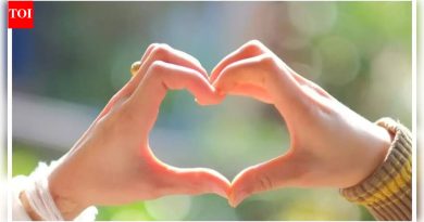 तुम्ही आणि तुमचा जोडीदार खडू आणि चीज सारखा वेगळा असल्याबद्दल काळजीत आहात? असे दिसून आले की हे आपले स्वतःचे व्यक्तिमत्व आहे जे नातेसंबंधातील आनंदाचे निर्धारण करते