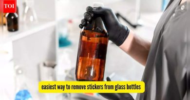 काचेच्या बाटल्यांमधून स्टिकर्स काढण्याचा हा सर्वात सोपा मार्ग आहे — एक साधा हॅक जो काही सेकंदात काम करतो! |