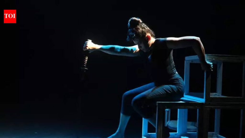 ‘अ वुमन ऑर नॉट टू बी’ हॅम्लेटची स्त्री म्हणून पुनर्कल्पना करते | पुणे बातम्या