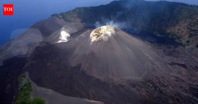 बॅरेन आयलंड एक्सप्लोर करा: भारतातील एकमेव सक्रिय ज्वालामुखी, त्याचा धुम्रपान करणारा लावा, अंदमानातील दोलायमान सागरी जीवन, कसे जायचे, परवानग्या आणि बरेच काही |