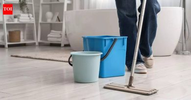 प्रत्येक वेळी जेव्हा तुम्ही पुसता तेव्हा तुमच्या मजल्यांचा वास ताजा कसा बनवायचा: 7 सोपे बूस्टर |