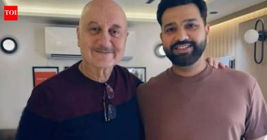‘तो इतका खरा आहे’: अनुपम खेर यांनी ‘कूल ड्यूड’ रोहित शर्मासोबतच्या ‘अपघाती’ भेटीचा तपशील शेअर केला; फोटो व्हायरल | क्रिकेट बातम्या