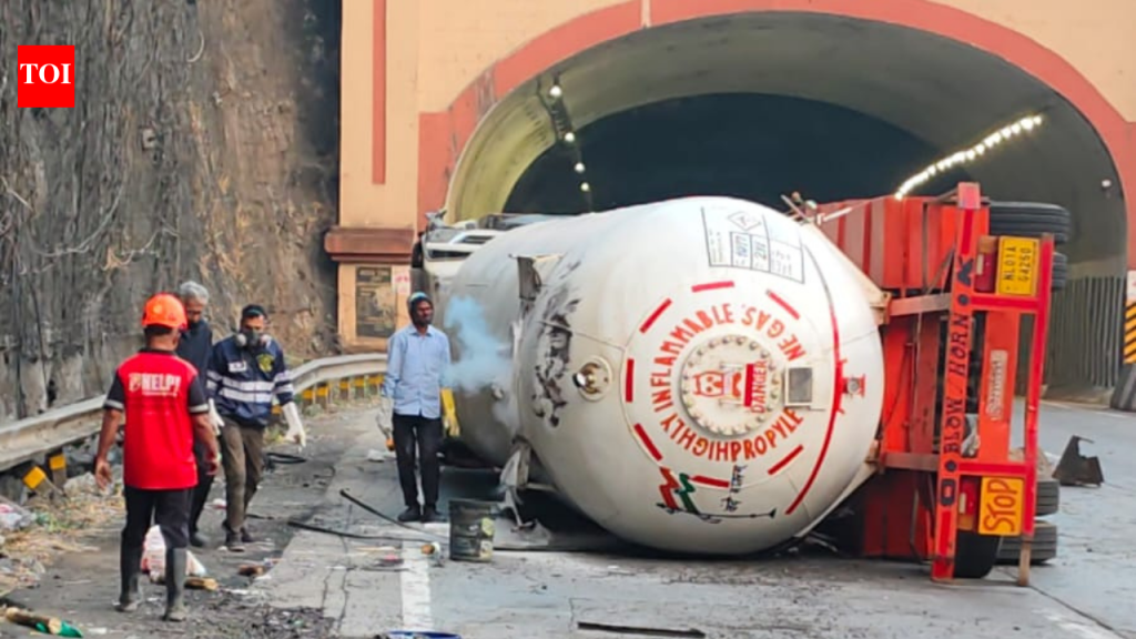 एका ठिणगीमुळे आगीचा गोला होऊ शकतो: 32 तासांच्या ऑपरेशनने पुणे-मुंबई द्रुतगती मार्गावरील प्रोपीलीन गॅसचा अपघात टळला