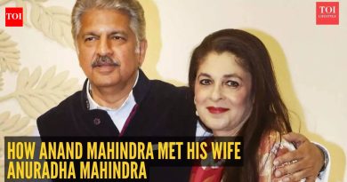 वास्तविक जीवनातील प्रेमकथा: आनंद महिंद्रा त्यांची पत्नी अनुराधा महिंद्रा यांना कसे भेटले – आणि आयुष्यभर एकत्र राहणे |