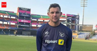 T20 विश्वचषक: नामिबियाचा कर्णधार गेरहार्ड इरास्मस म्हणतो की T20 क्रिकेटमध्ये कोणतेही मिननो नाहीत; अधिक प्रदर्शनासाठी बॅट