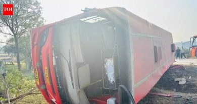 जुन्नर तालुक्यात शिवनेरी किल्ल्यावर जाणारी बस रेल्वेला धडकून बाजूला उलटल्याने अहिल्यानगर जिल्ह्यातील १५ विद्यार्थी, चार शिक्षक जखमी