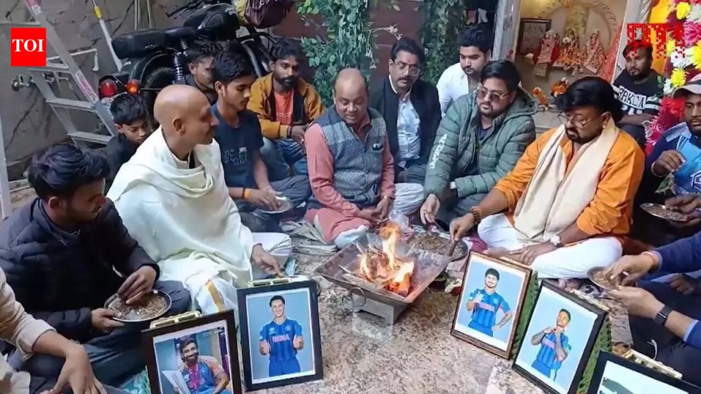 पहा: IND vs PAK T20 विश्वचषक सामन्यापूर्वी कानपूर मंदिरात खेळाडूंचे फ्रेम केलेले फोटो, प्रार्थना केली