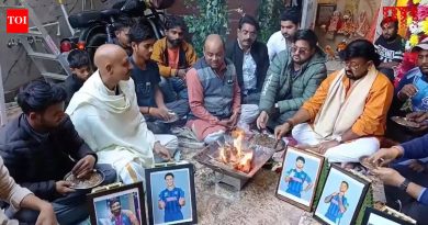 पहा: IND vs PAK T20 विश्वचषक सामन्यापूर्वी कानपूर मंदिरात खेळाडूंचे फ्रेम केलेले फोटो, प्रार्थना केली