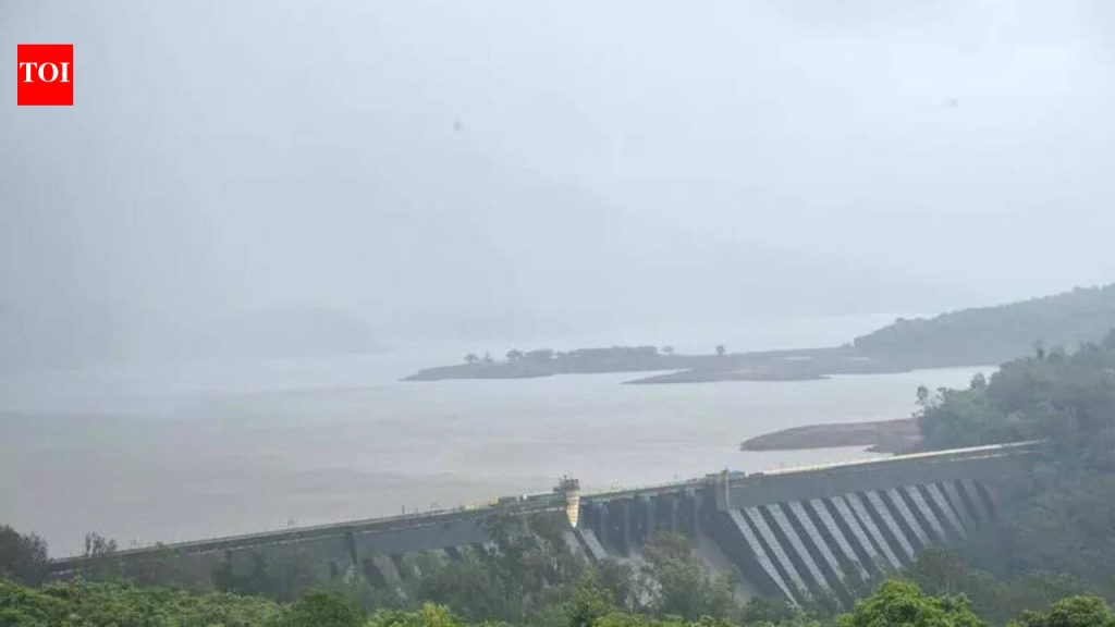 महा धरणांमध्ये 998 टीएमसी पाणीसाठा आहे, जो गेल्या वर्षीच्या तुलनेत 8% जास्त आहे
