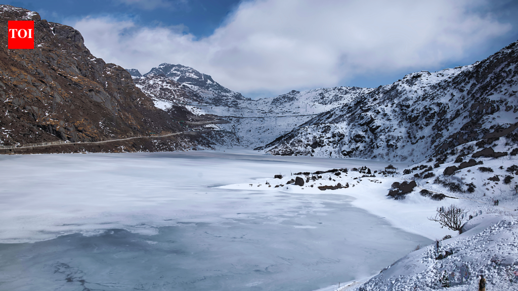 Sikkim Snowfall: सिक्कीम: नाथुला खिंडीजवळ प्रचंड बर्फवृष्टीमुळे 324 वाहने अडकली; सैन्याची पावले |