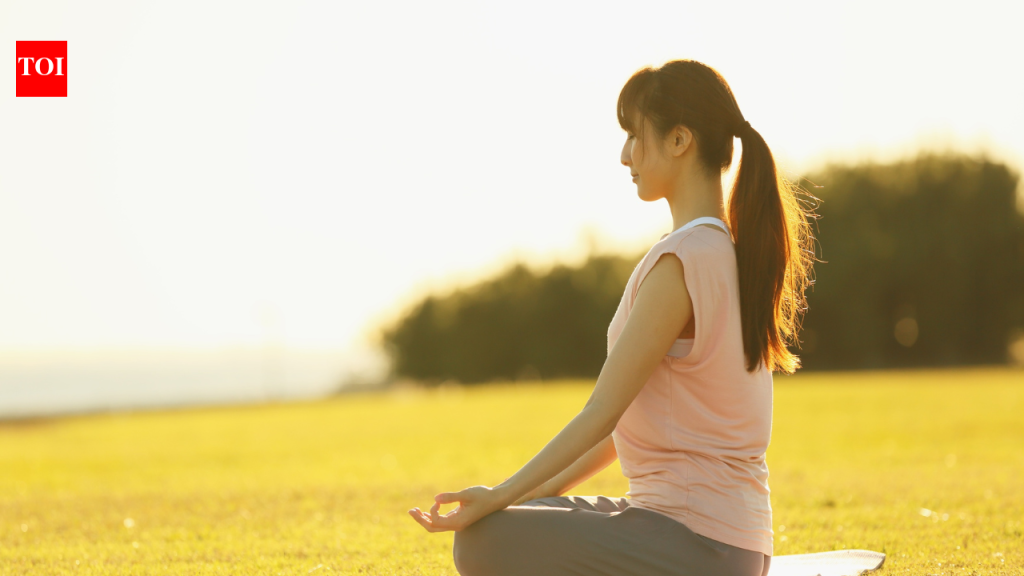 तुमचे मन, शरीर आणि ऊर्जा संतुलित करण्यासाठी सोप्या हालचाली