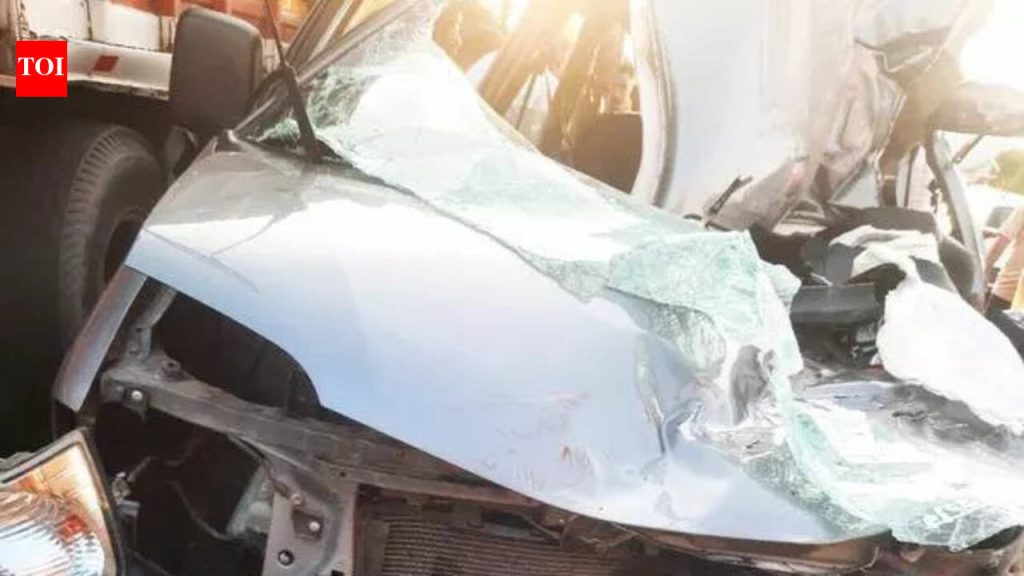 पुणे-सोलापूर महामार्गावर थांबलेल्या ट्रकला व्हॅन आदळली, वाढदिवसाचा मुलगा आणि आईसह 3 ठार