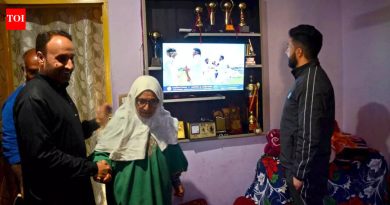 पदकांनी भरलेला अल्मिरा, अभिमानाने भरलेले कुटुंब शांतपणे मुलगा औकिब नबीला रणजी करंडक स्पर्धेत इतिहास रचताना पाहण्यासाठी जागा बनवते