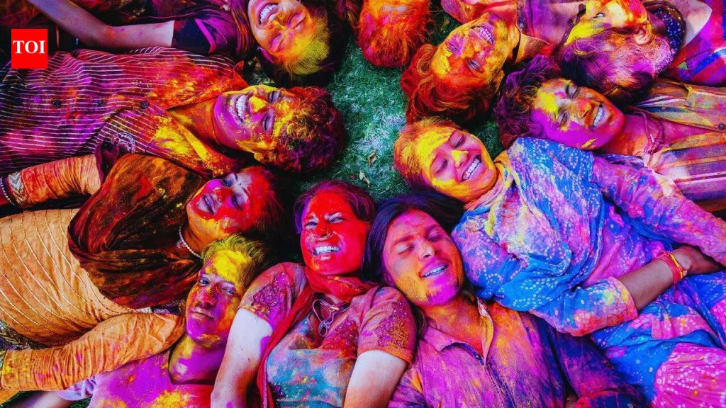 तुमच्या डागलेल्या कपड्यांमधून होळीचे रंग काढून टाकण्याचे 5 प्रभावी मार्ग; क्रमांक 2 सर्वोत्तम कार्य करते
