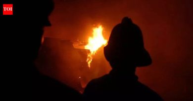 तळवडे येथे भंगाराचे गोदाम, दुकान व बस फोडली