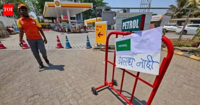 खरेदीची दहशत पुण्यातील अनेक पेट्रोल पंप कोरडे पडले