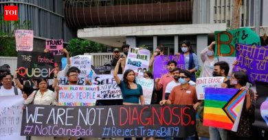 LGBTQIA+ समुदायाचे सदस्य ट्रान्सजेंडर कायद्याचा निषेध करतात, त्याला प्रतिगामी ठरवतात आणि मागे घेण्याची मागणी करतात