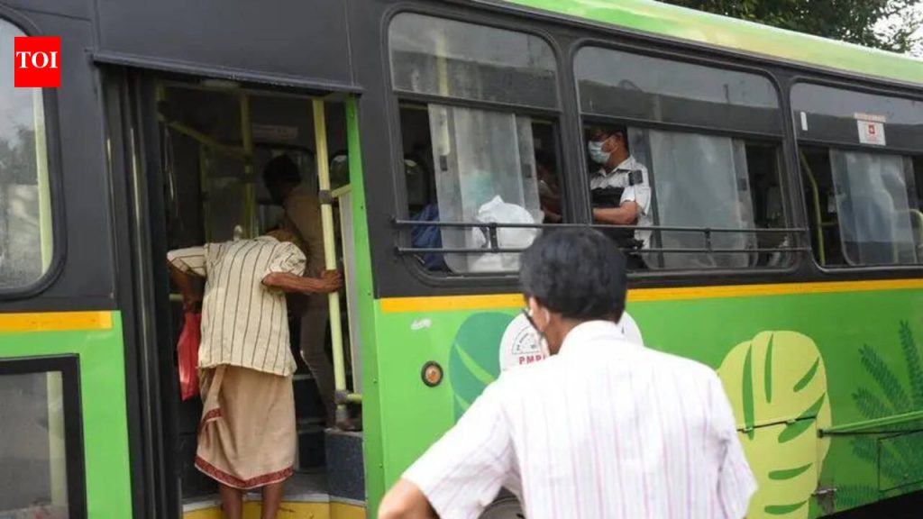 PMPML बसची लग्नपत्रिका दुकानावर धडक, कोणीही जखमी नाही