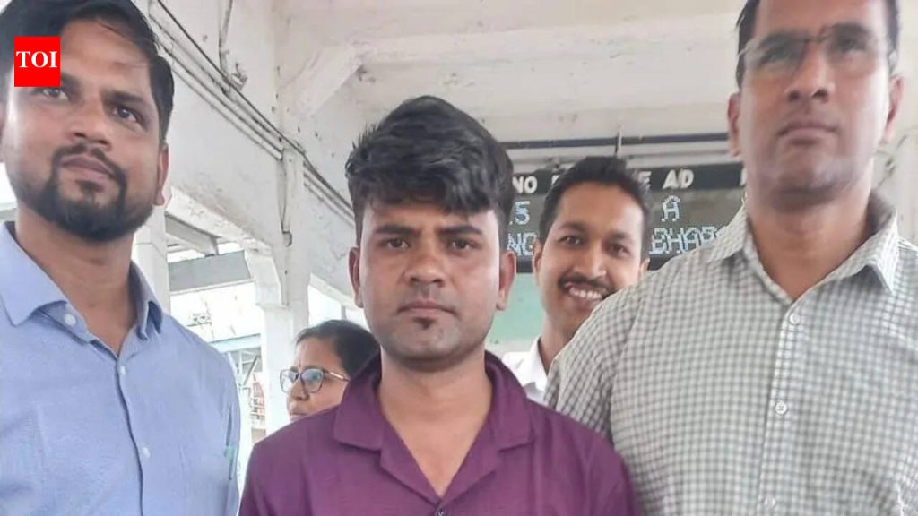 बॉम्ब-सदृश उपकरण प्रकरणात कर्ज कोन पृष्ठभाग